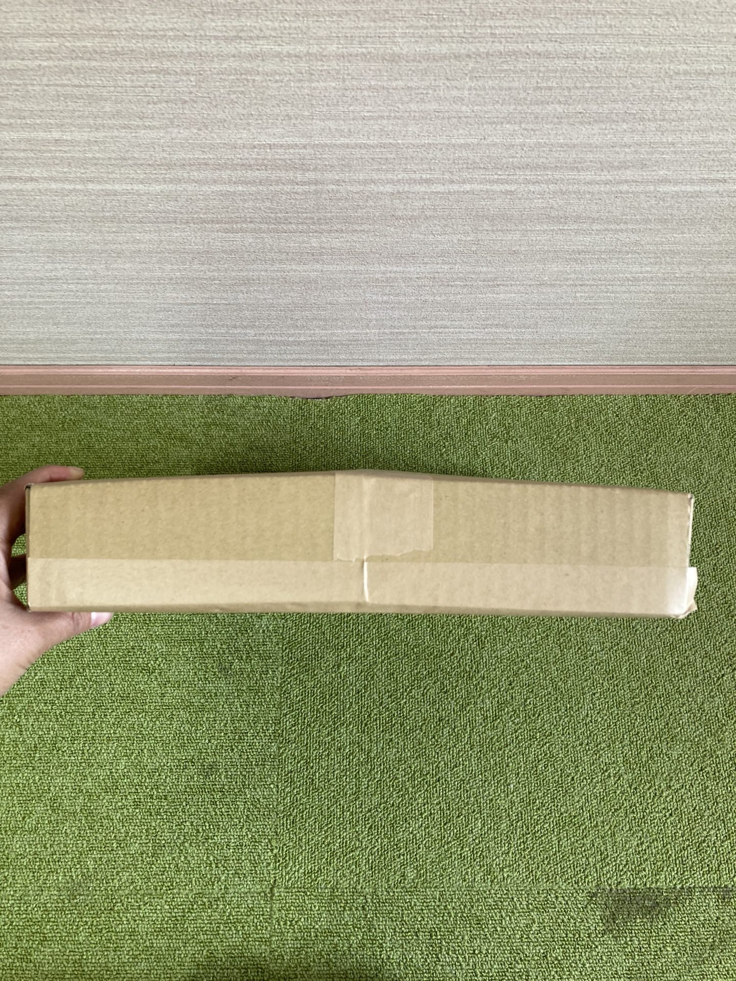 薄物用ダンボール　クラフトテープで留め