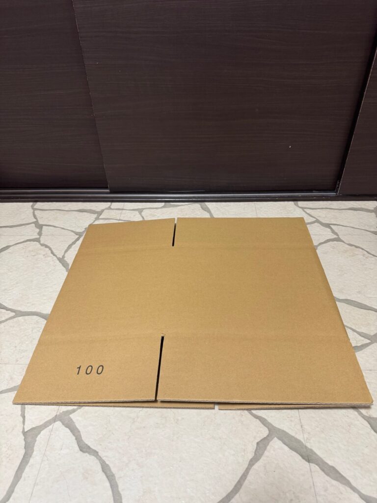 3辺の合計が100ｃｍのみかん箱形ダンボール箱を折りたたんだ状態