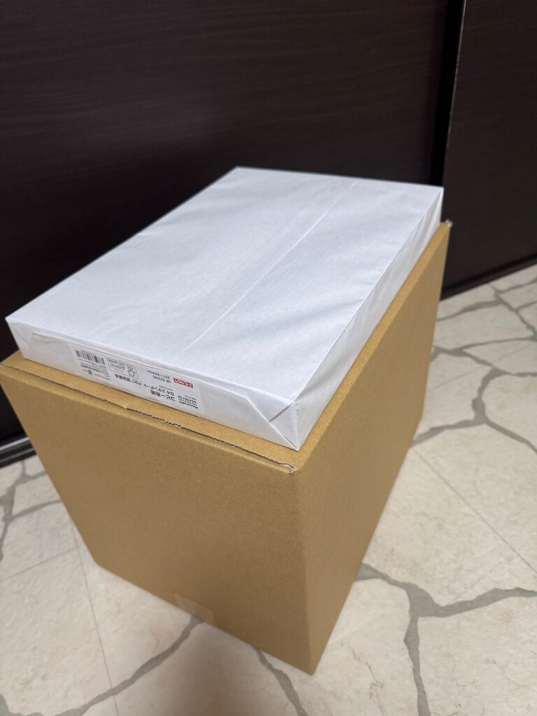 3辺の合計が100ｃｍの段ボール箱、底面にはＢ４用紙が入るくらいサイズ