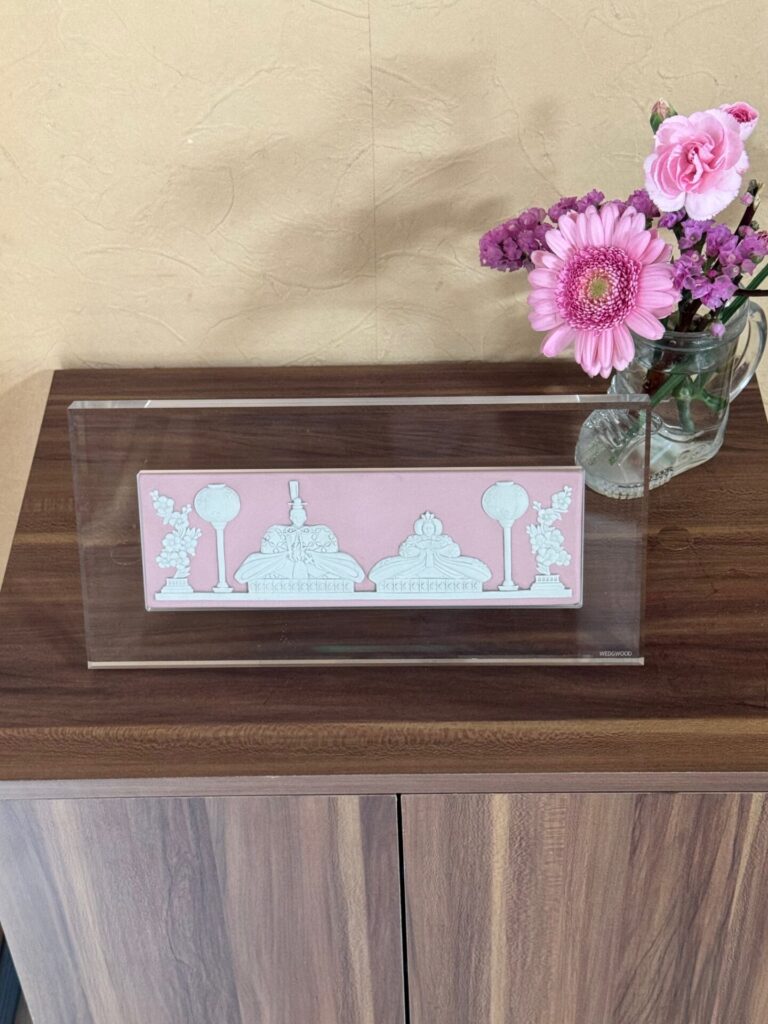 ウェッジウッドのお雛人形 と桃の節句のお花